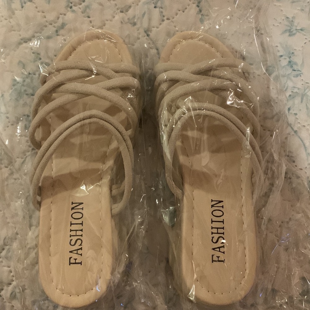 Hello !⭐️I’m selling these cross strap slide sandals , they are open box and new - Picture 2 of 6